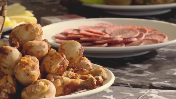 Jambes frites chiken sur une plaque focus in, plaque fou de salami focus in sur une table
 - Séquence, vidéo
