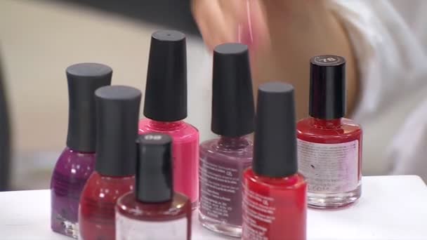 flessen van gekleurde nagellak - Video