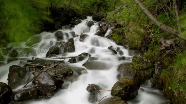 niedriger Winkel stationäre Zeitraffer-Ansicht eines wunderschönen felsigen Wasserfalls in Alaska. - Filmmaterial, Video