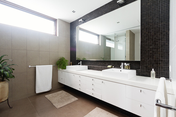 Mosaïque noire carrelage splashback et double vasque salle de bain
 - Photo, image
