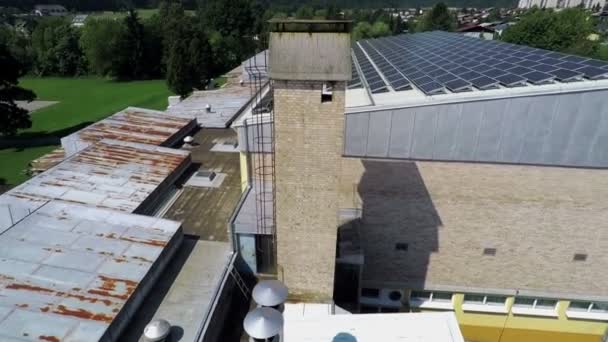 άποψη μέρους του σχολείου με ηλιακούς συλλέκτες - Πλάνα, βίντεο