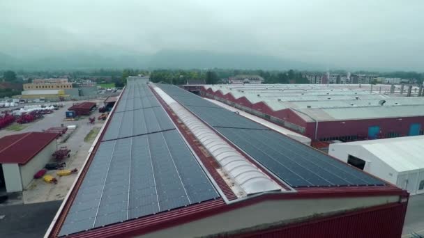 zonnecellen op een dak van de fabriek - Video