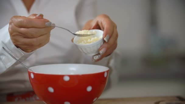 Keitin laittaa juustoa kulhoon
 - Materiaali, video