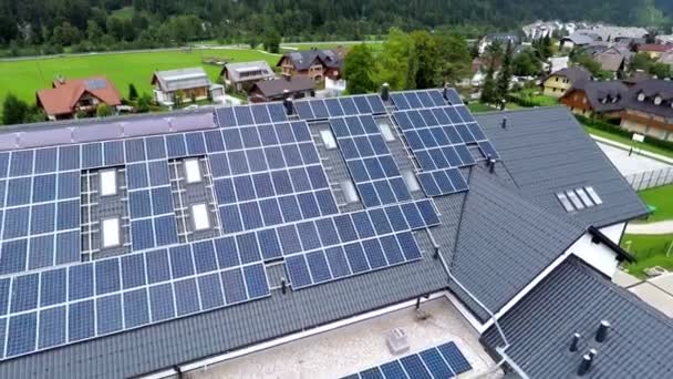Blaue Sonnenkollektoren auf dem Dach der Schule - Filmmaterial, Video