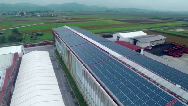 zonnecellen op een dak van de fabriek - Video