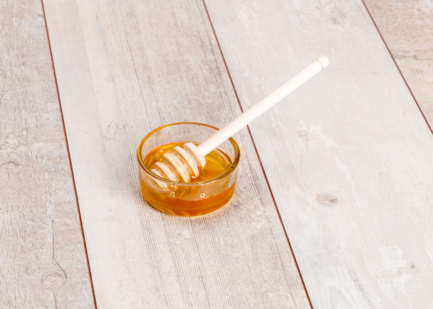 Свіжий натуральний мед в банці з ложкою
 - Фото, зображення