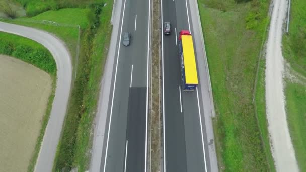 camion conduisant sur une autoroute et quelques voitures derrière lui
 - Séquence, vidéo