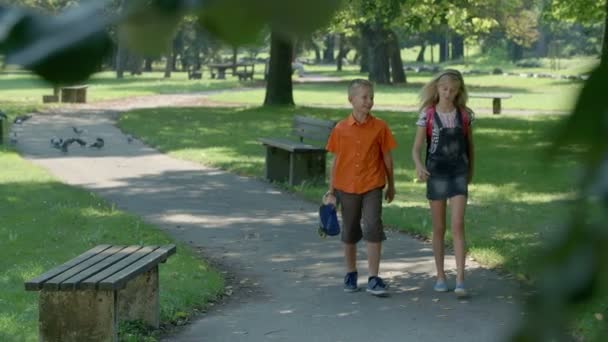 Children walking through park - Materiał filmowy, wideo