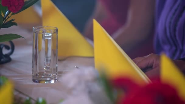 Guest is drinking all beer out of glass - Filmagem, Vídeo