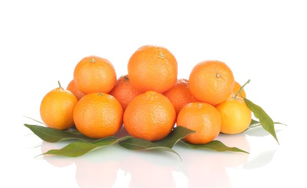 Ripe tasty tangerines with leaves isolated on white - Φωτογραφία, εικόνα