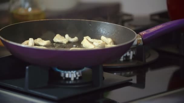 cozinhar alimentos na panela
 - Filmagem, Vídeo