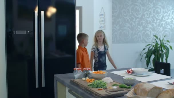 Kinderen komen in de keuken - Video