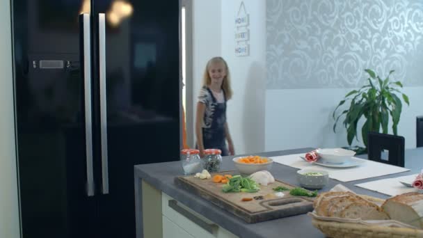 Children coming into dinning room - Materiał filmowy, wideo