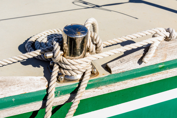 Ruderschloss und Seil auf einem Segelboot. - Foto, Bild