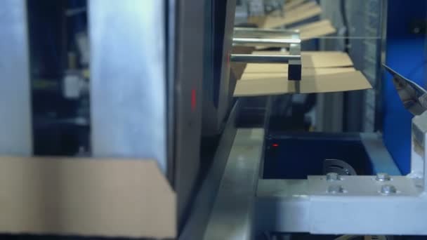 robotlar beyaz temel kutulara koyarak  - Video, Çekim