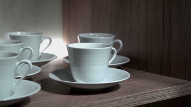 Пустые чашки на деревянном столе
 - Кадры, видео