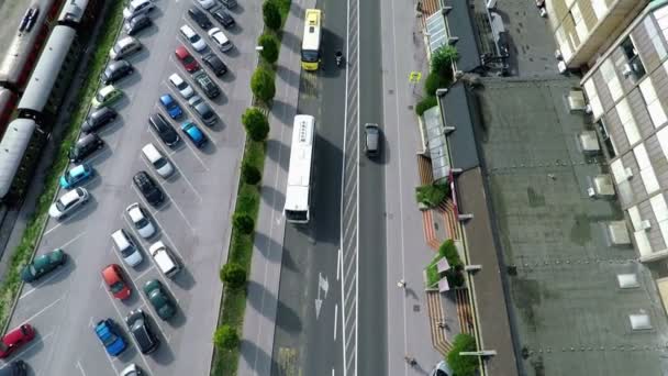autóvezetés a főutcán egy régi városban - Felvétel, videó