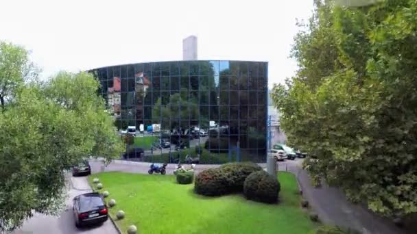стеклянное здание в городе
 - Кадры, видео