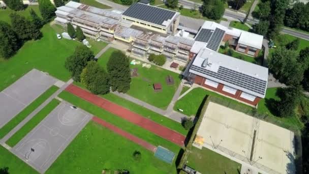 škola s solární panely a prostorné dětské hřiště - Záběry, video