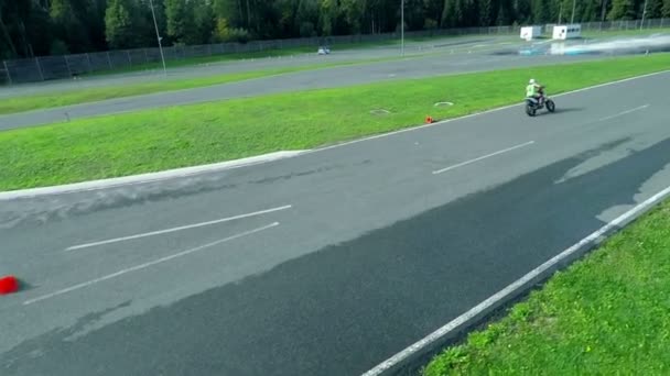 Motocykl jízda na závodní dráze - Záběry, video