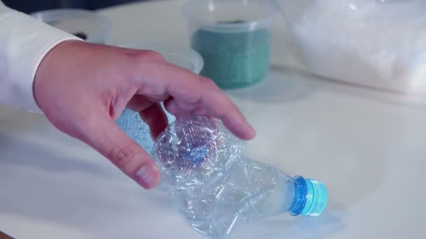 чоловік кладе пошкоджену пластикову пляшку
 - Кадри, відео
