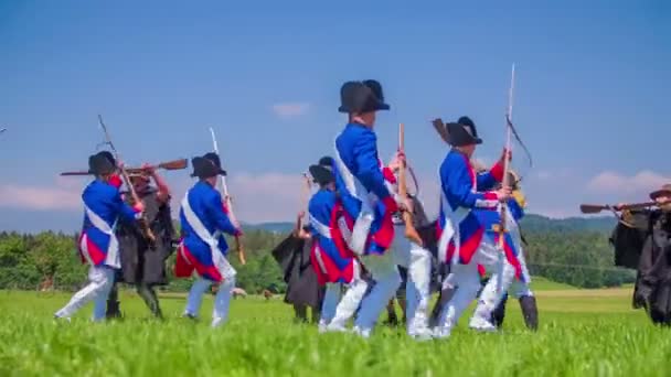 Napoleons Armee kämpft in der rekonstruierten Schlacht - Filmmaterial, Video
