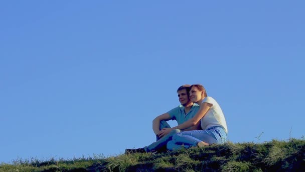 pár ül a fűben, a hegyen - Felvétel, videó