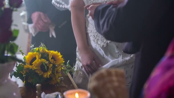 der Bräutigam und die Braut tauschen ihre Eheringe - Filmmaterial, Video