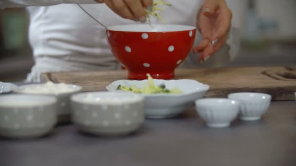 Cooker poner ingredientes en la taza
 - Metraje, vídeo