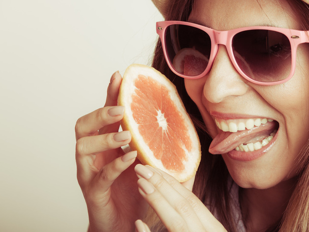 Happy woman in hat drinking grapefruit juice. Diet - Foto, imagen