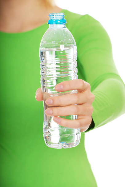 Woman holding a bottle of water. - Foto, afbeelding