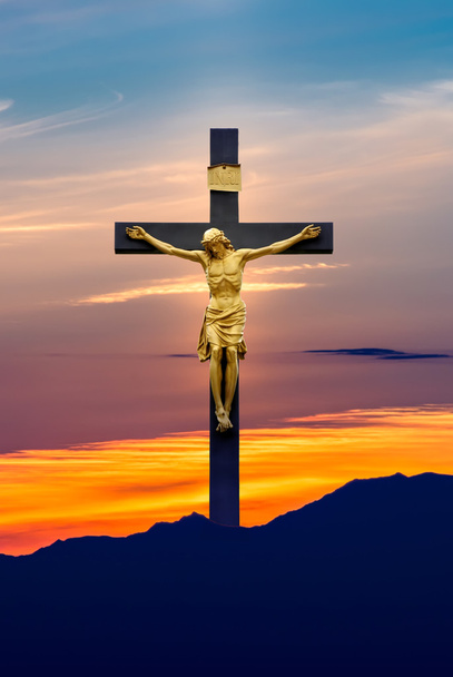 Jezus Christus aan het kruis over hemelachtergrond  - Foto, afbeelding