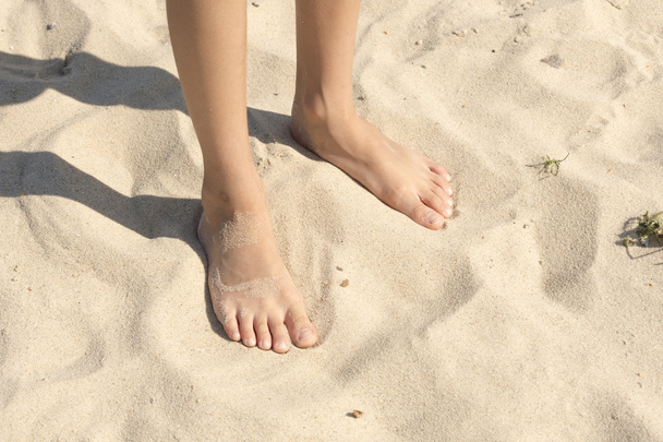 dziecięce stopy w piasku - Zdjęcie, obraz