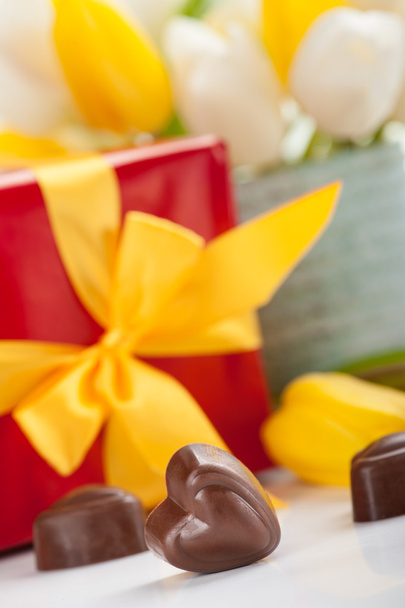 Chocolates de forma de coração, presente vermelho e tulipas - Foto, Imagem