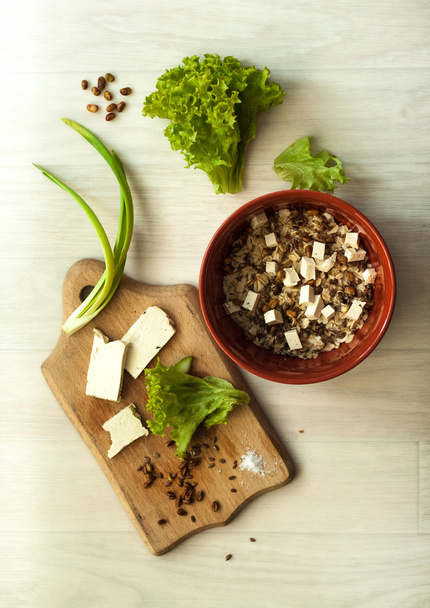Kaurapuuro Terveellinen vegaani illallinen vihreiden kanssa
 - Valokuva, kuva