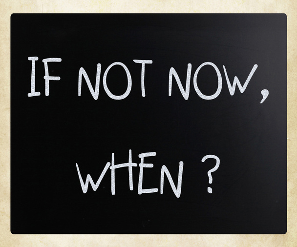 "Als niet nu, wanneer? "handgeschreven met wit krijt op een bord - Foto, afbeelding