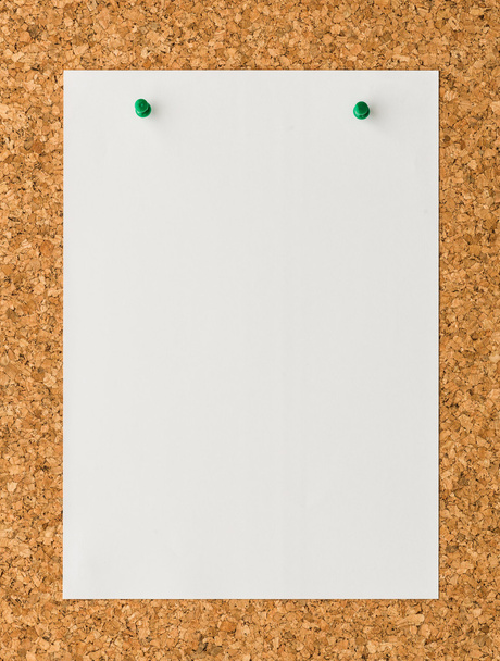 Witboek Opmerking blad met groene push pin aan kurk boord  - Foto, afbeelding