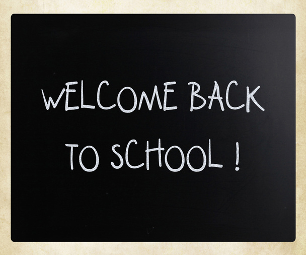 "Vítejte zpět ve škole "ručně psané bílou křídou na černém - Fotografie, Obrázek