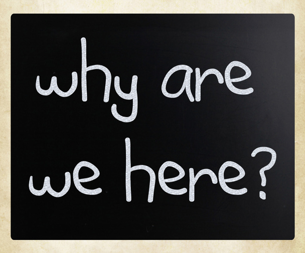 "Waarom zijn we hier "handgeschreven met wit krijt op een Blackboard - Foto, afbeelding