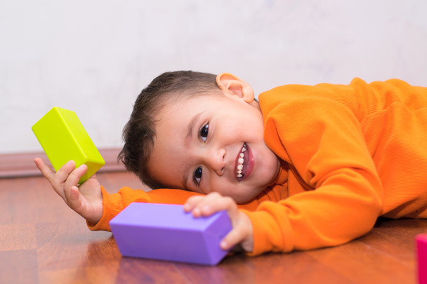 Junge spielt mit Blöcken - Foto, Bild