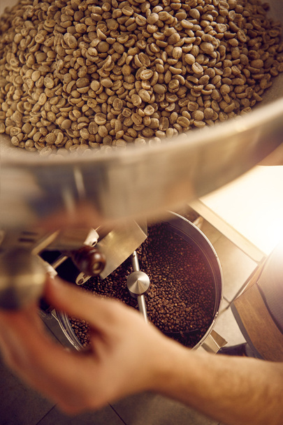 male hand of coffee beans roaster - Fotografie, Obrázek