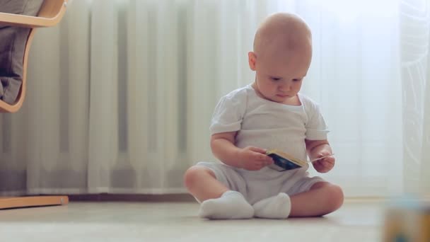 kitap ile katta oturan erkek bebek - Video, Çekim
