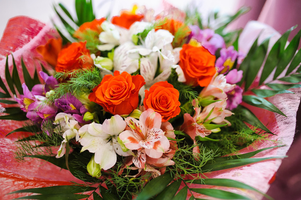 Tüm güzellik ve çiçekler ile restoranda düğün süslemeleri - Fotoğraf, Görsel