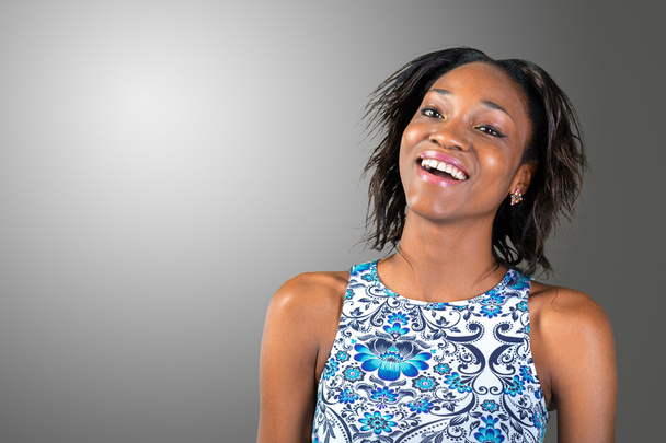 beautiful African American woman smiling - Foto, afbeelding