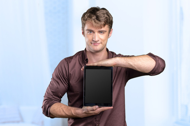young man using tablet computer - Fotoğraf, Görsel
