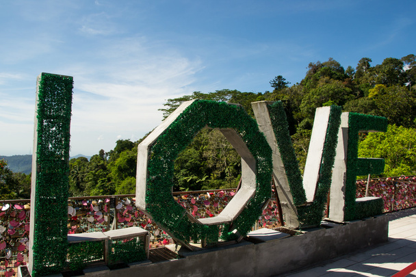 Зелене велике слово любов зовнішнє, горизонтальне
 - Фото, зображення