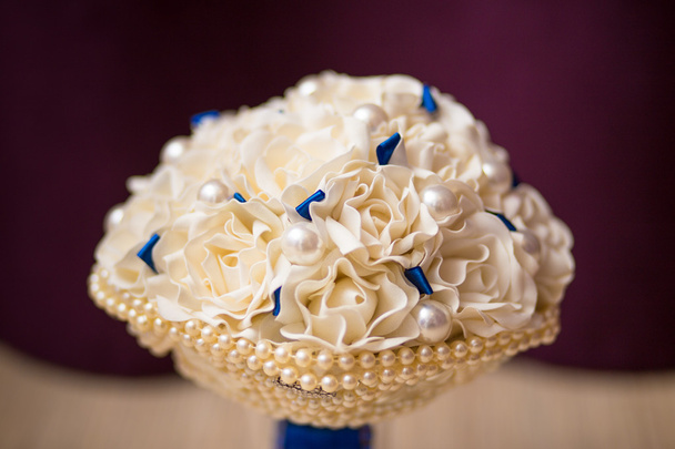 人工の白い花と真珠のジュエリー ビーズ ラグジュアリーなブライダル結婚式ブーケクローズ アップ ビュー - 写真・画像