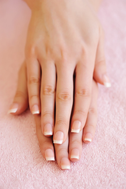 vrouw handen met prachtige Franse manicure - Foto, afbeelding