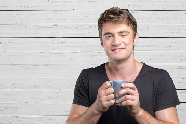 man holding warm cup of tea/coffee - Fotó, kép
