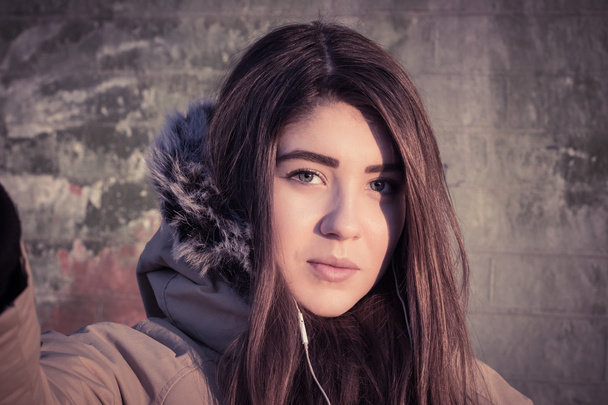 Porträt eines Teenagers im Freien mit Wintermantel  - Foto, Bild
